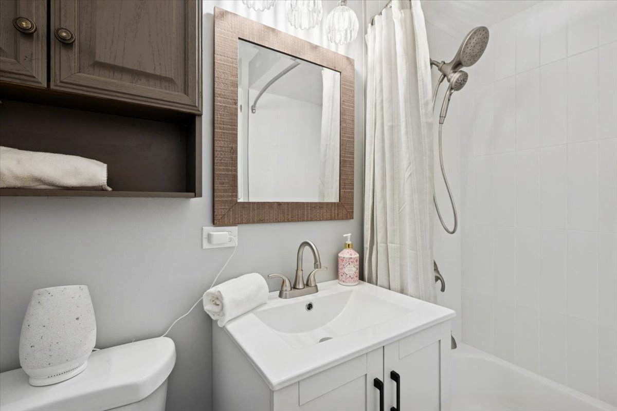 501 Carlysle Drive #7, Clarendon Hills, IL 60514