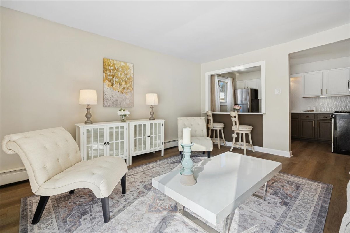 501 Carlysle Drive #7, Clarendon Hills, IL 60514