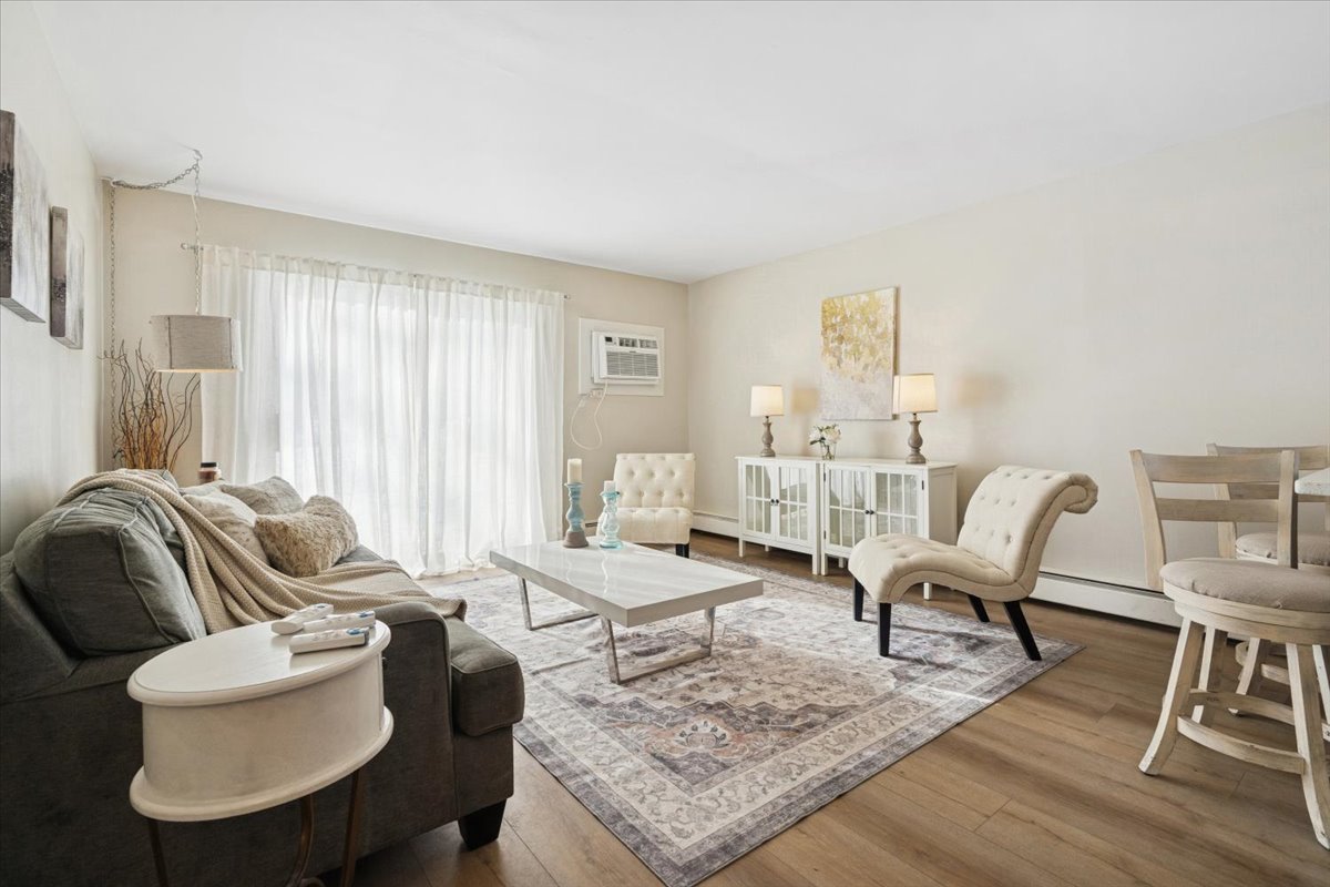 501 Carlysle Drive #7, Clarendon Hills, IL 60514