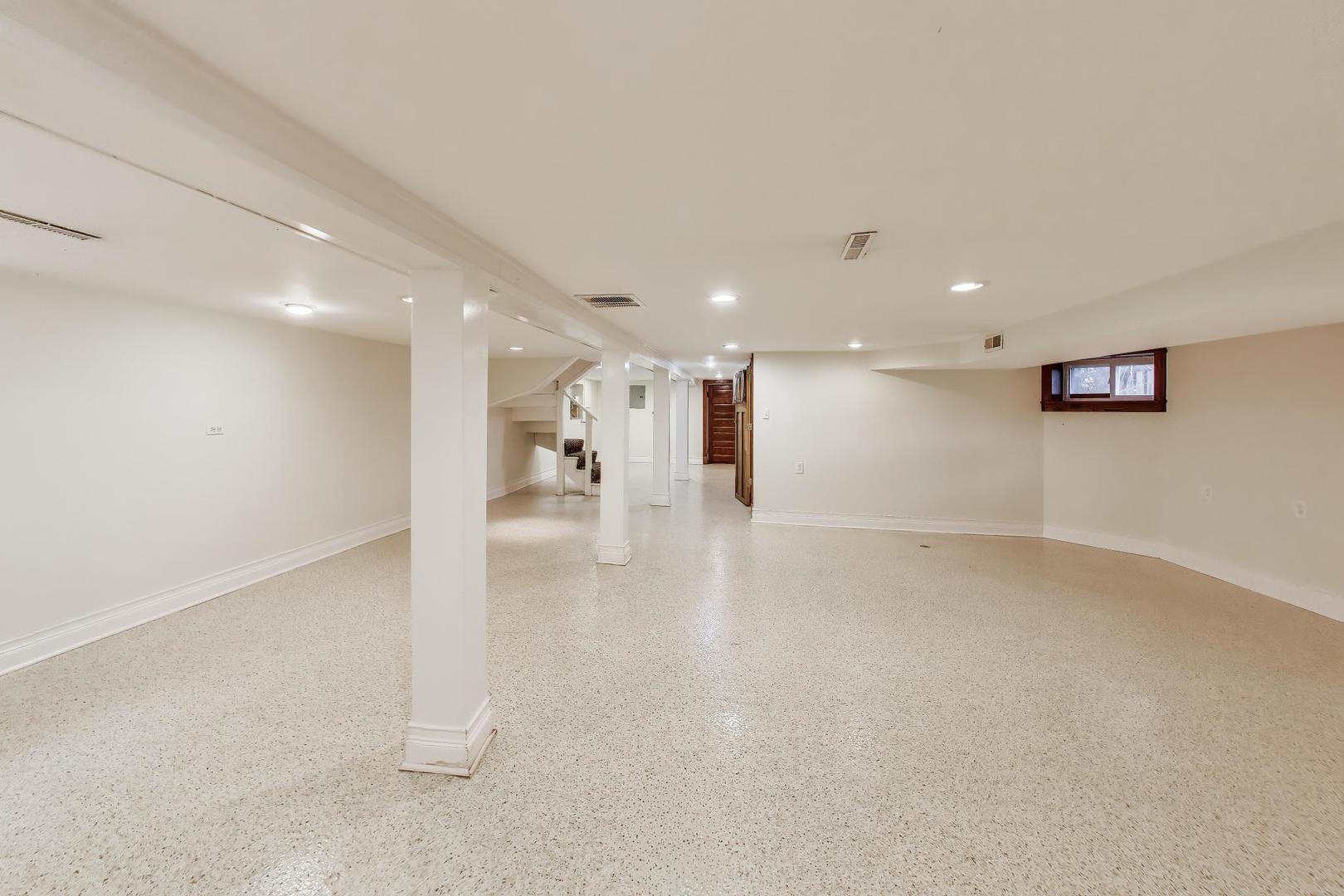 256 Blackhawk Road, Riverside, IL 60546