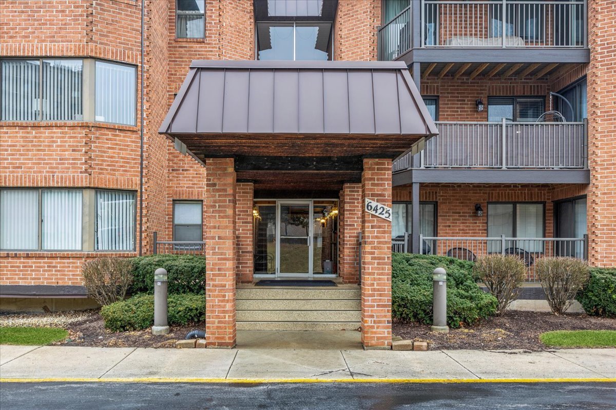 6425 Clarendon Hills Road #211, Willowbrook, IL 60527