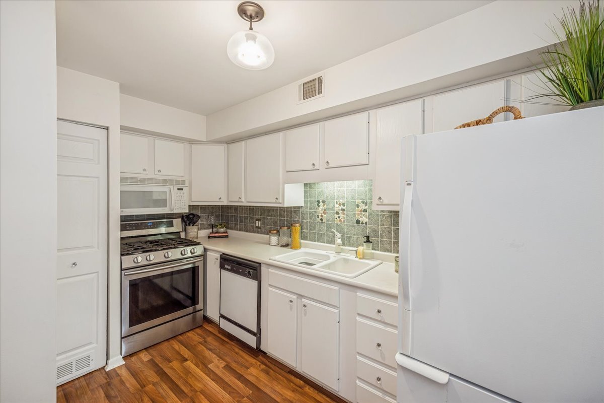 6425 Clarendon Hills Road #211, Willowbrook, IL 60527