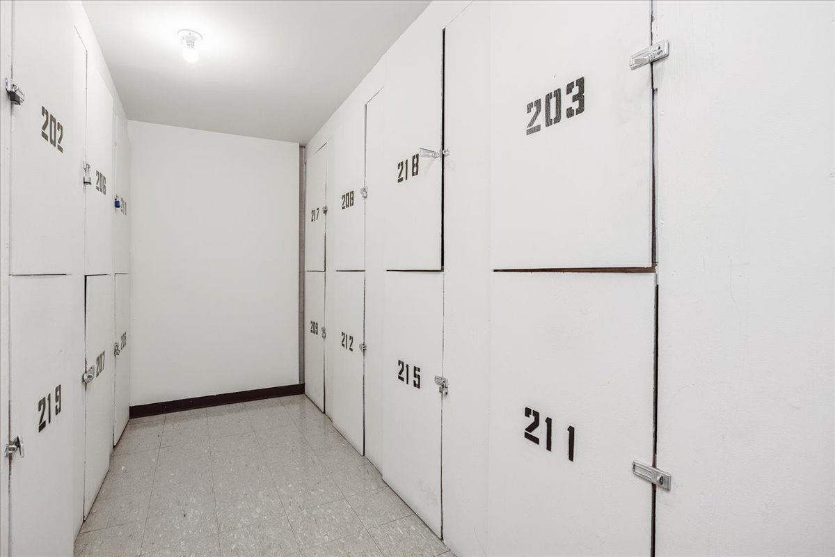 6425 Clarendon Hills Road #211, Willowbrook, IL 60527