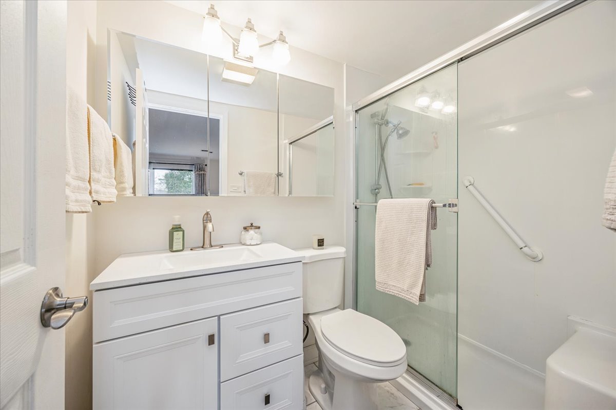 6425 Clarendon Hills Road #211, Willowbrook, IL 60527