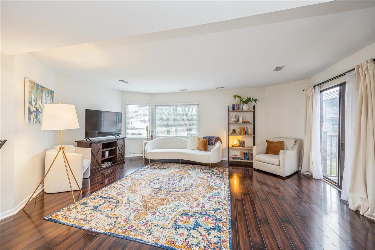 6425 Clarendon Hills Road #211, Willowbrook, IL 60527