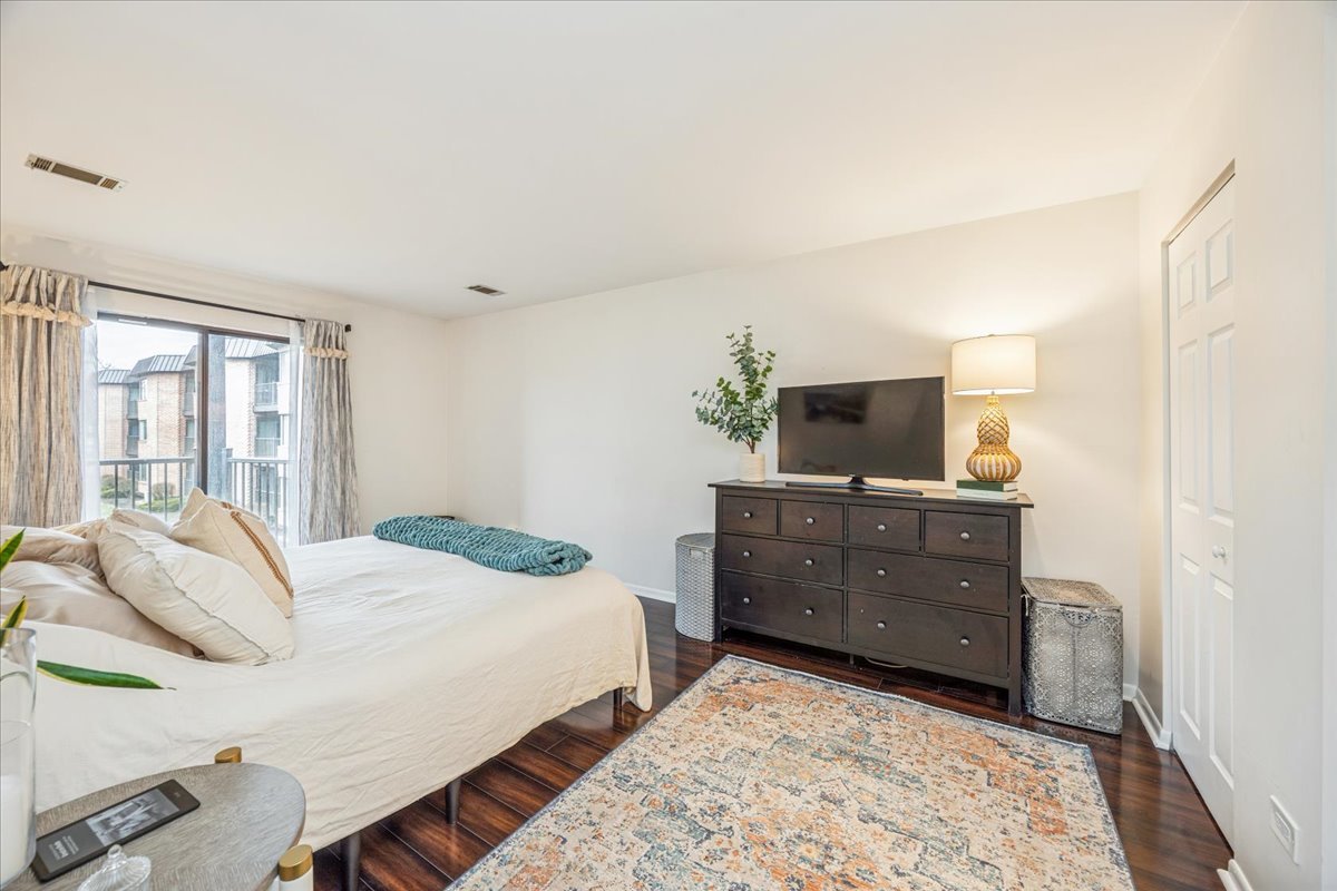 6425 Clarendon Hills Road #211, Willowbrook, IL 60527