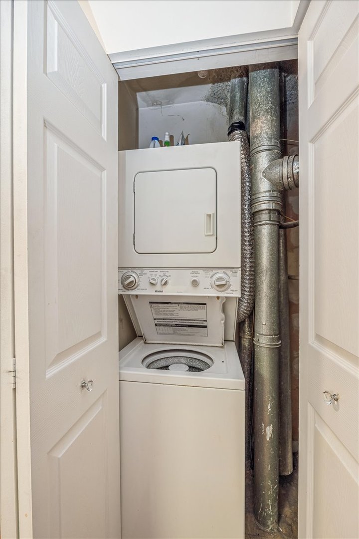 6425 Clarendon Hills Road #211, Willowbrook, IL 60527