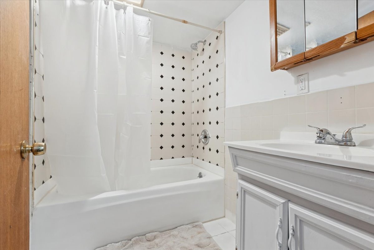 5701 S Maplewood Avenue, Chicago, IL 60629