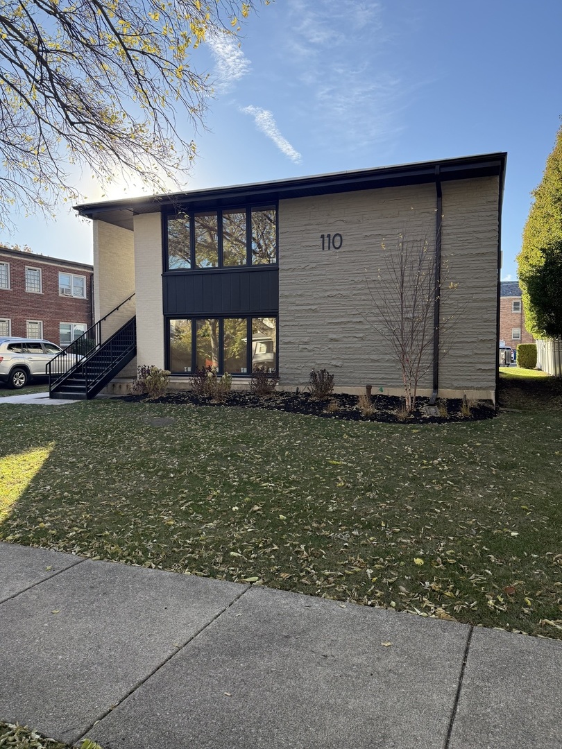 110 N Willow Road #4, Elmhurst, IL 60126
