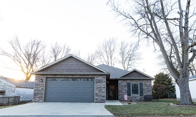 413 Moore Street, Clinton, IL 61727