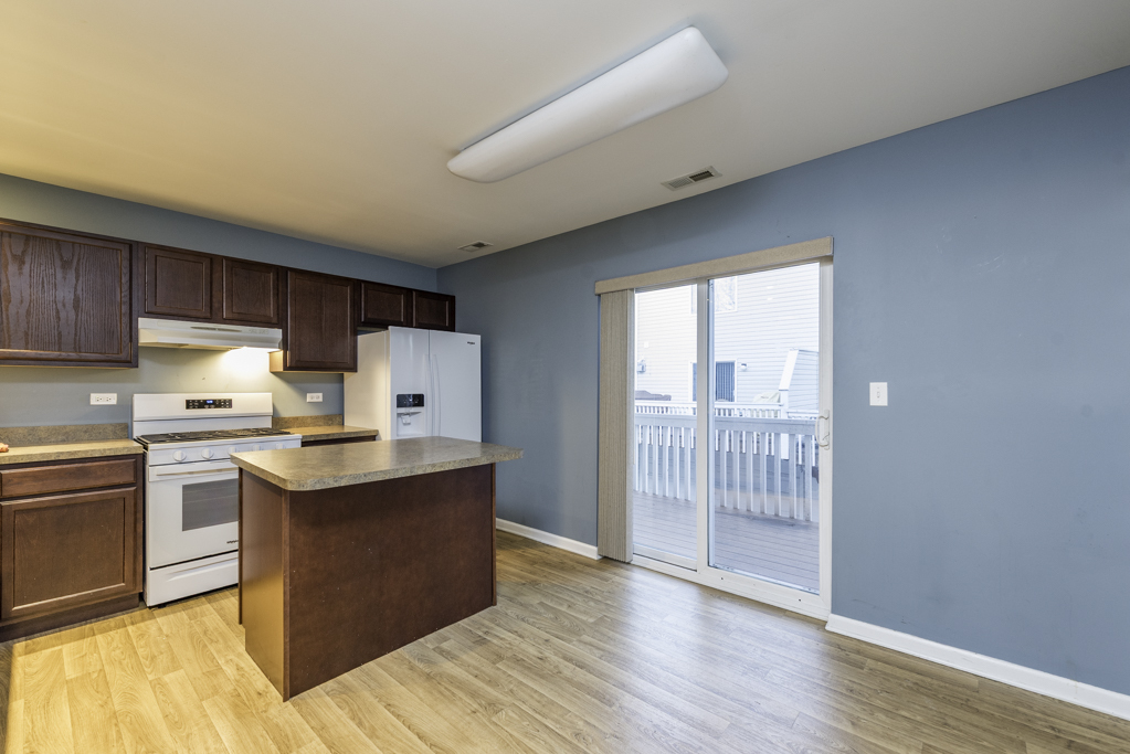 341 W Treehouse Lane #11-4, Round Lake, IL 60073