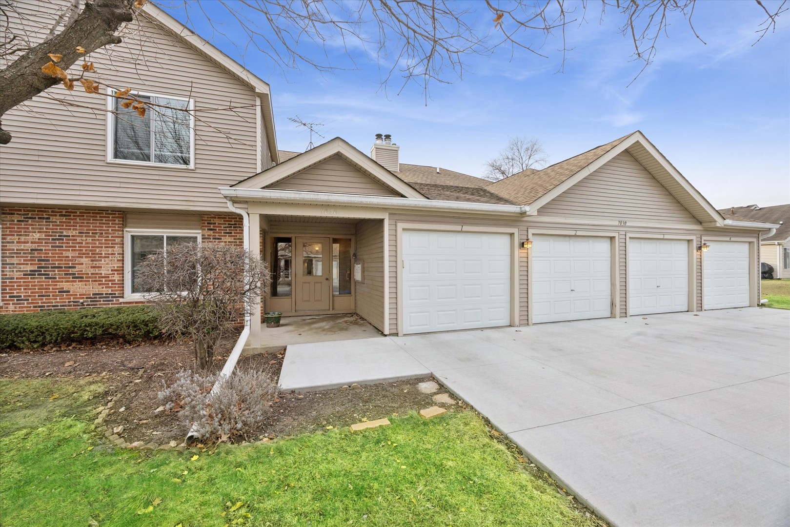 7030 Park Lane Court #101, Woodridge, IL 60517