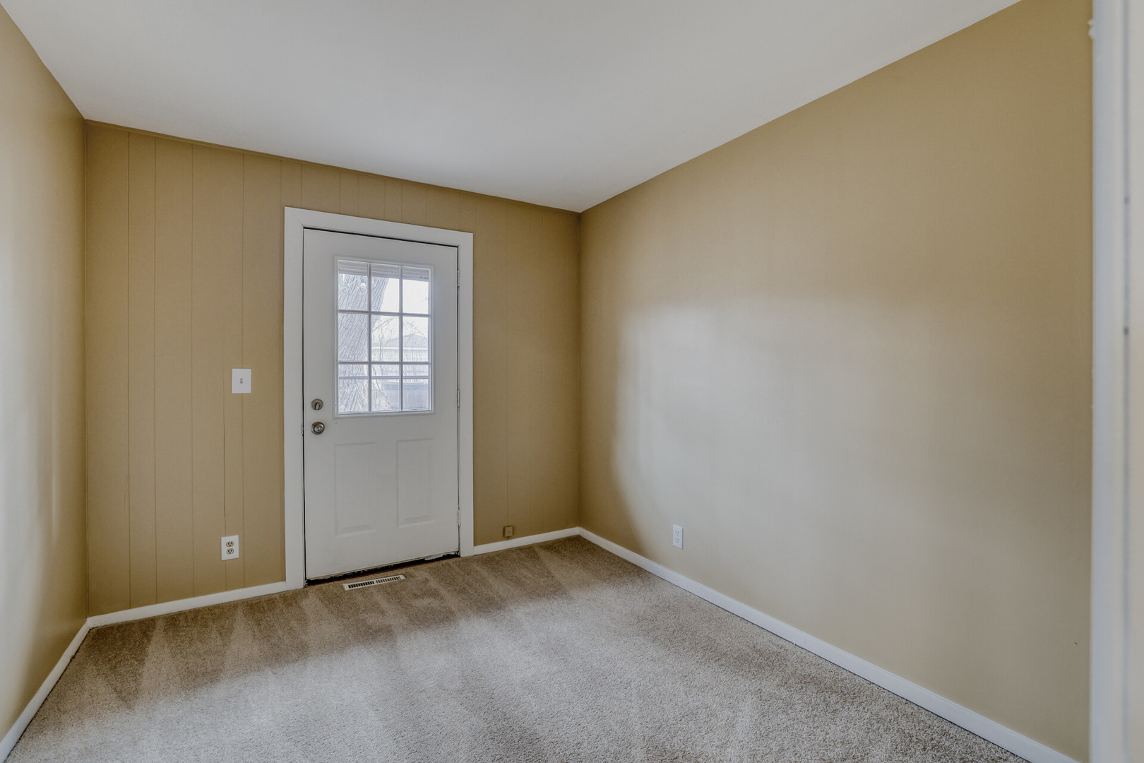 17 S Bartlett Road, Streamwood, IL 60107