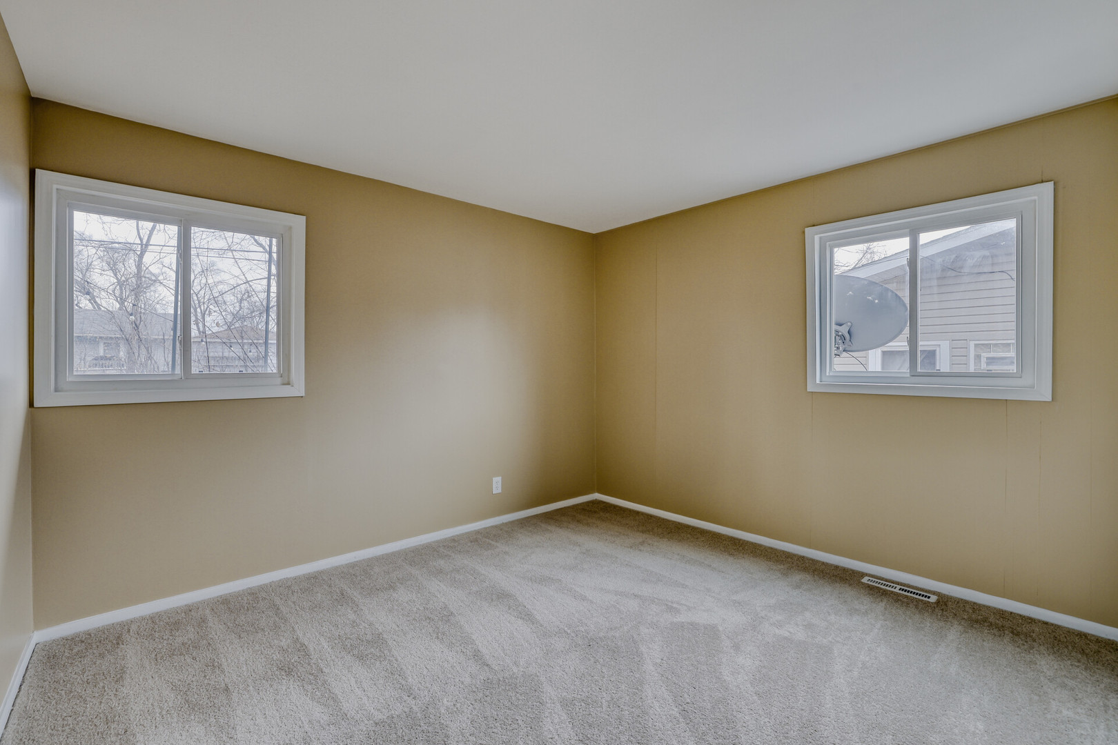 17 S Bartlett Road, Streamwood, IL 60107