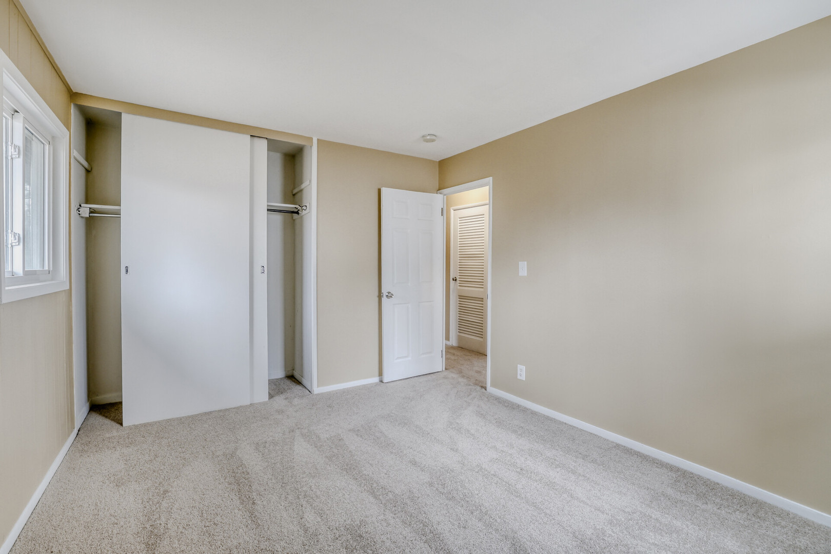 17 S Bartlett Road, Streamwood, IL 60107