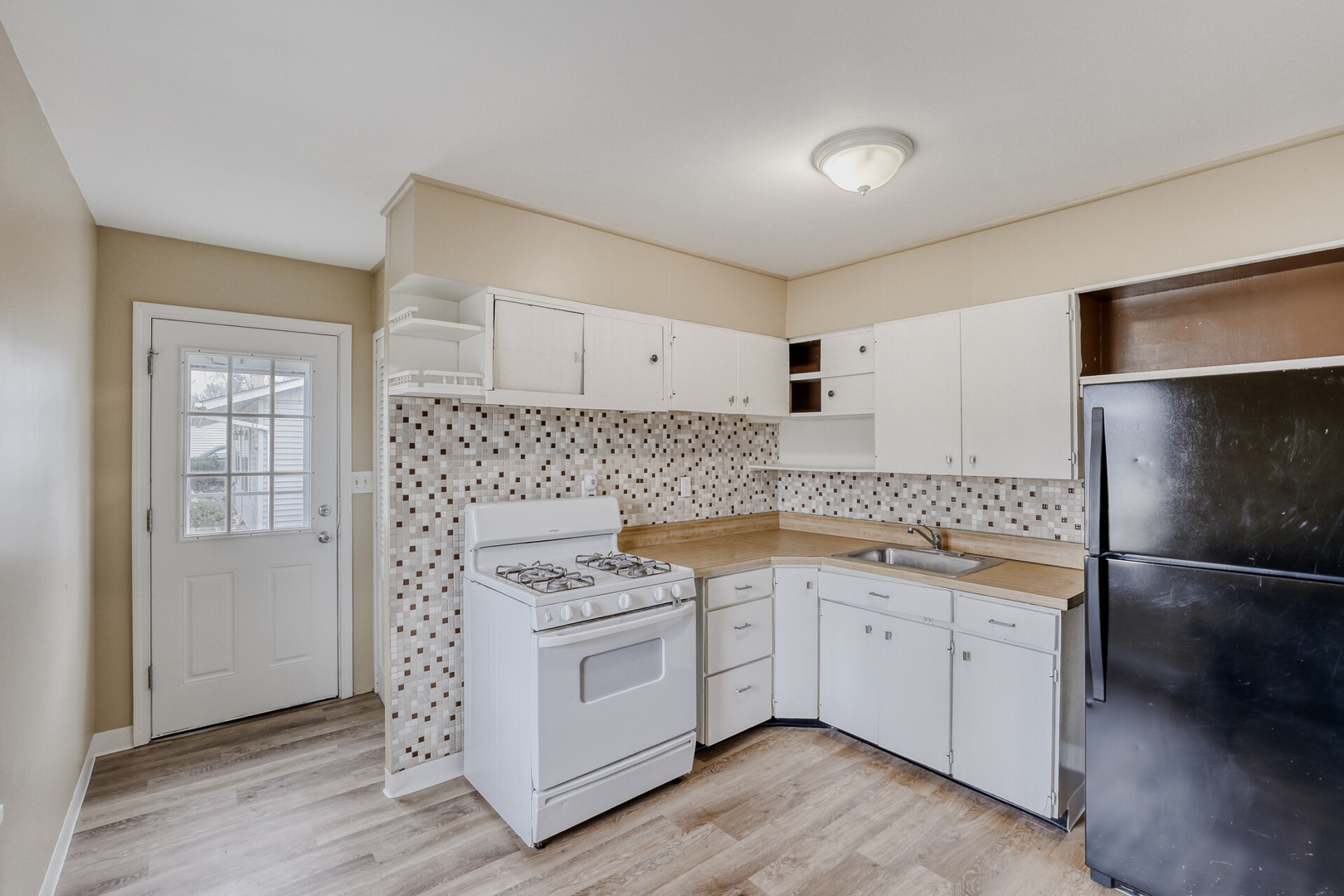 17 S Bartlett Road, Streamwood, IL 60107