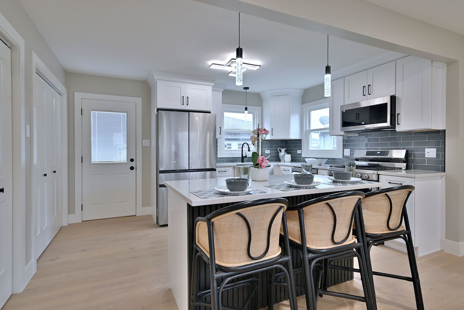 656 W Comstock Avenue, Elmhurst, IL 60126