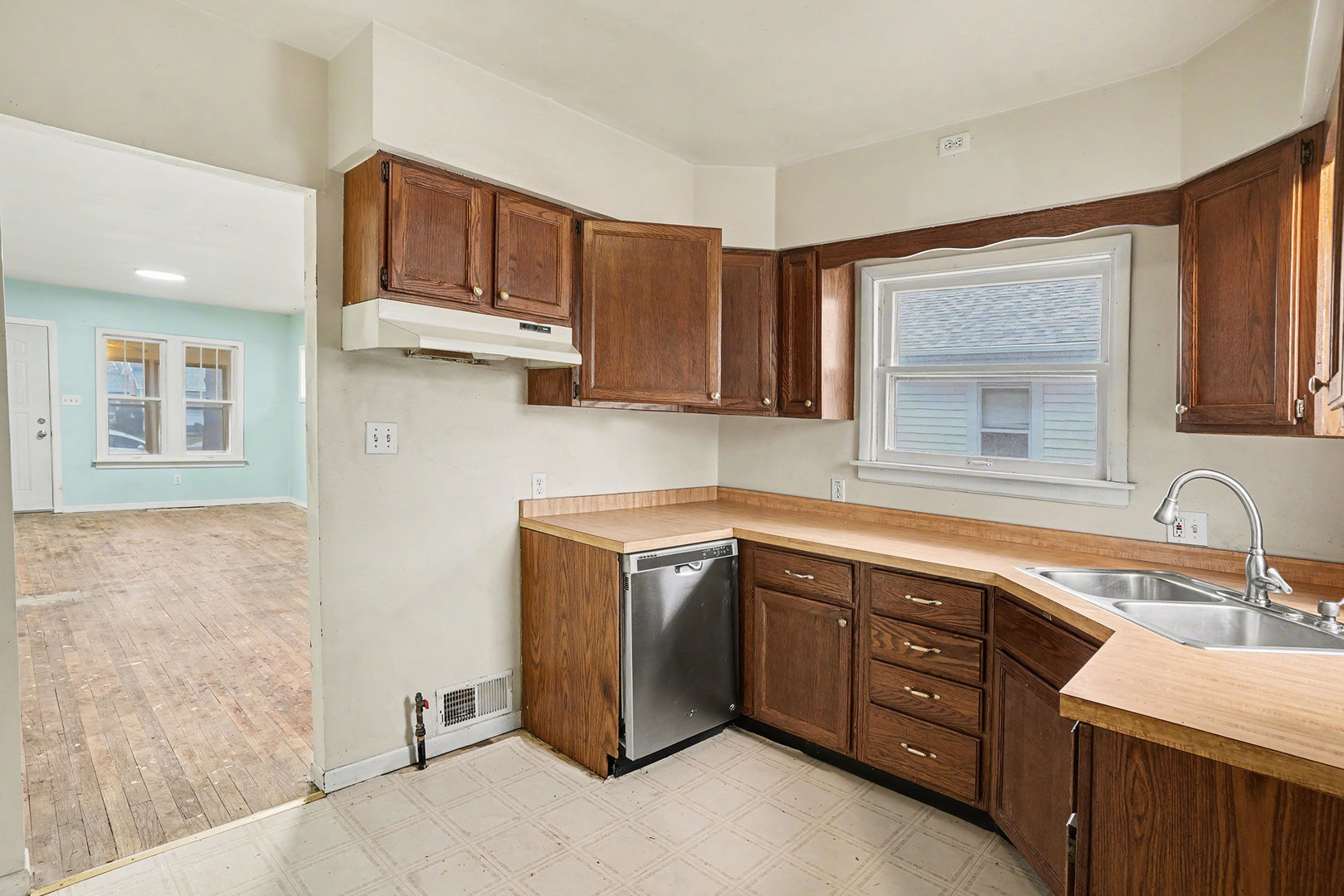 143 E Division Street, Villa Park, IL 60181