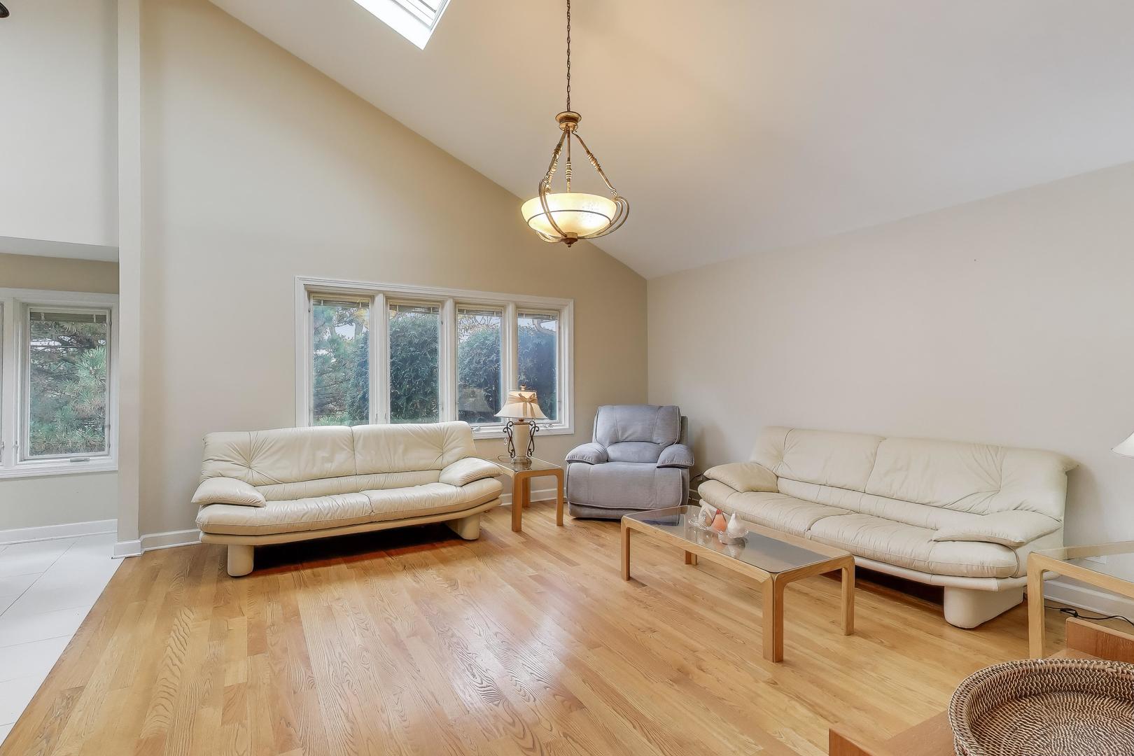 211 Briarwood Pass, Oak Brook, IL 60523