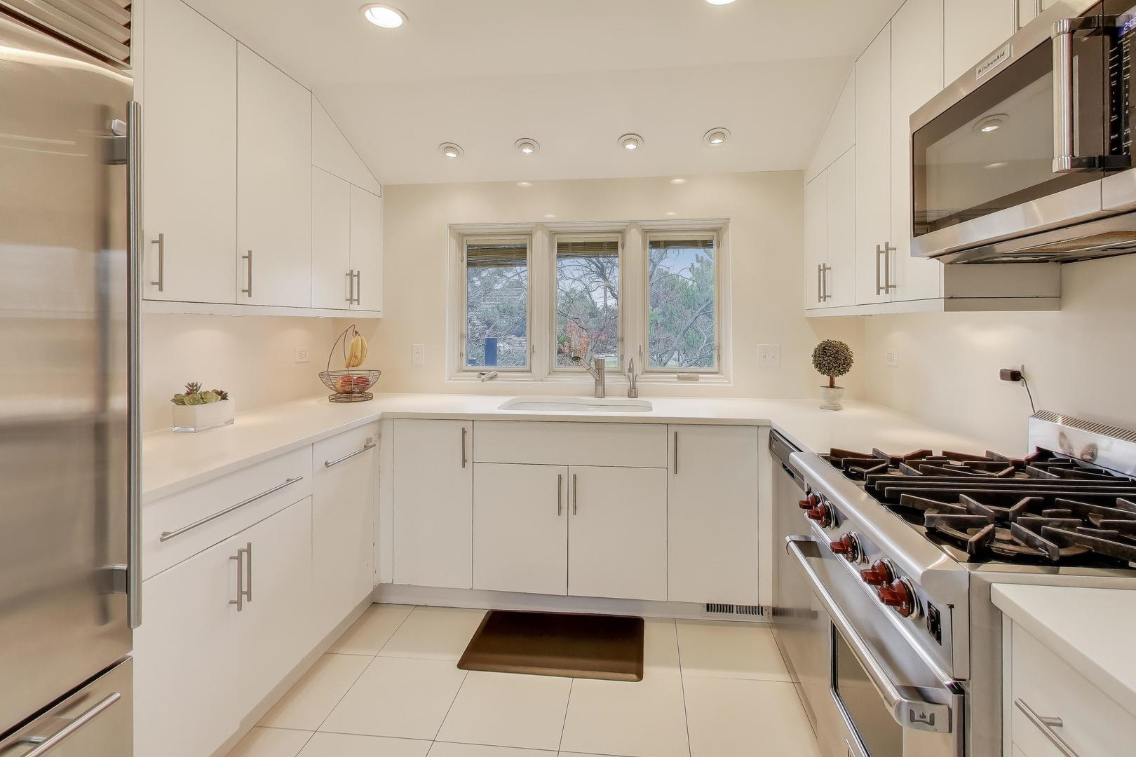 211 Briarwood Pass, Oak Brook, IL 60523