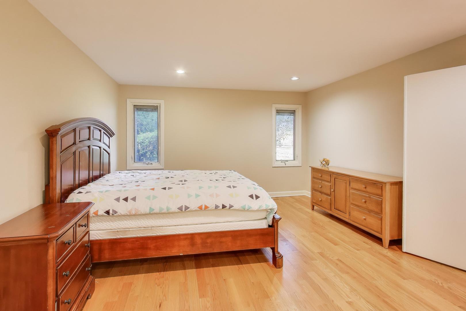 211 Briarwood Pass, Oak Brook, IL 60523