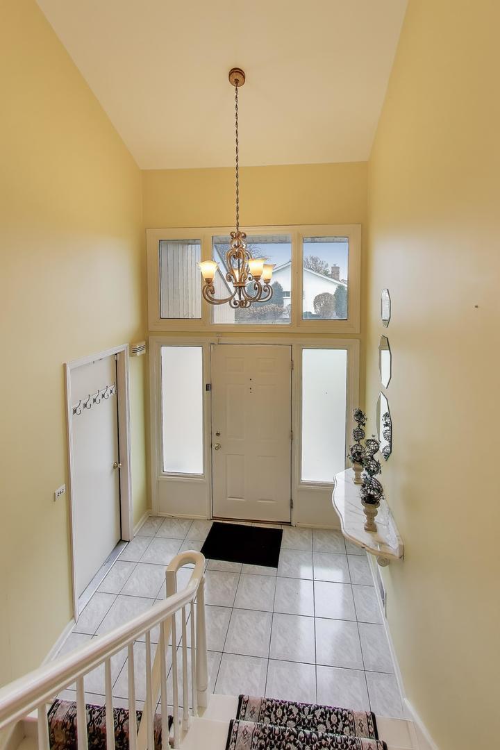 211 Briarwood Pass, Oak Brook, IL 60523