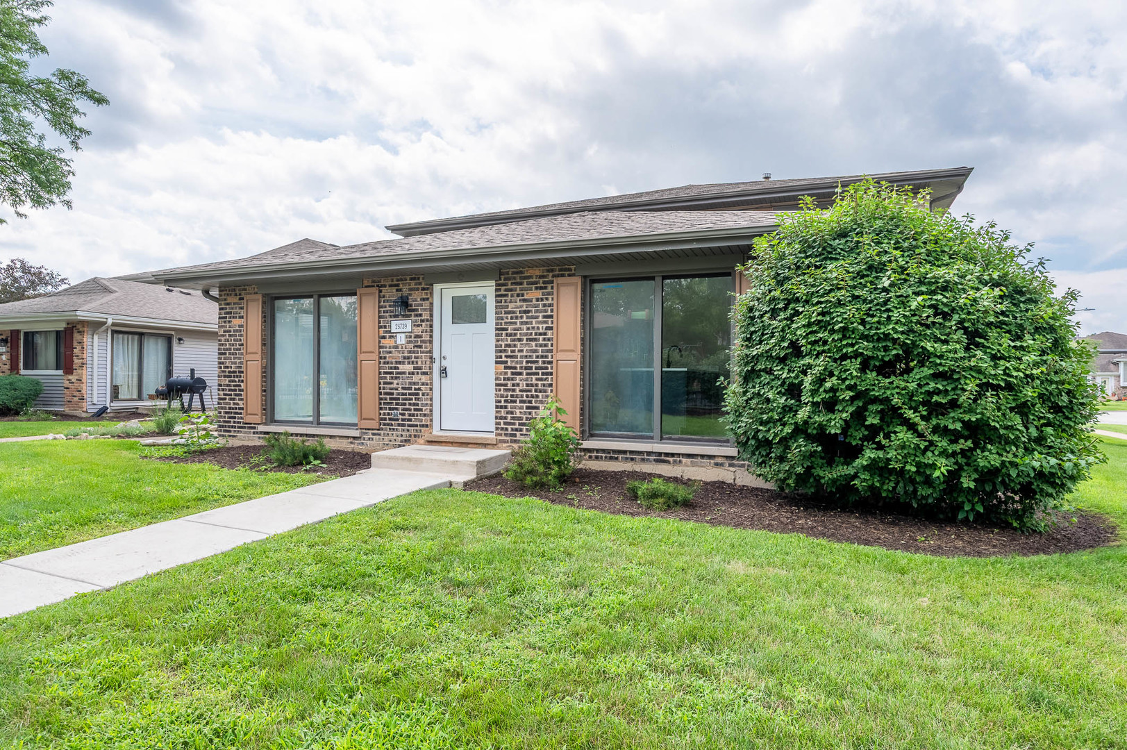 2S739 Winchester Circle #1, Warrenville, IL 60555