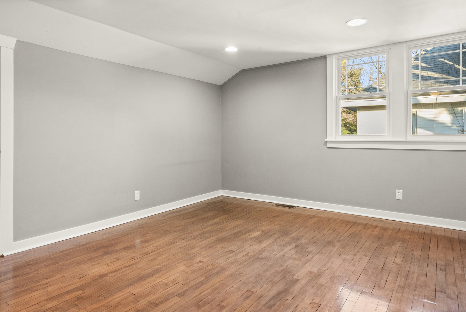 1906 E Taylor Street, Bloomington, IL 61701