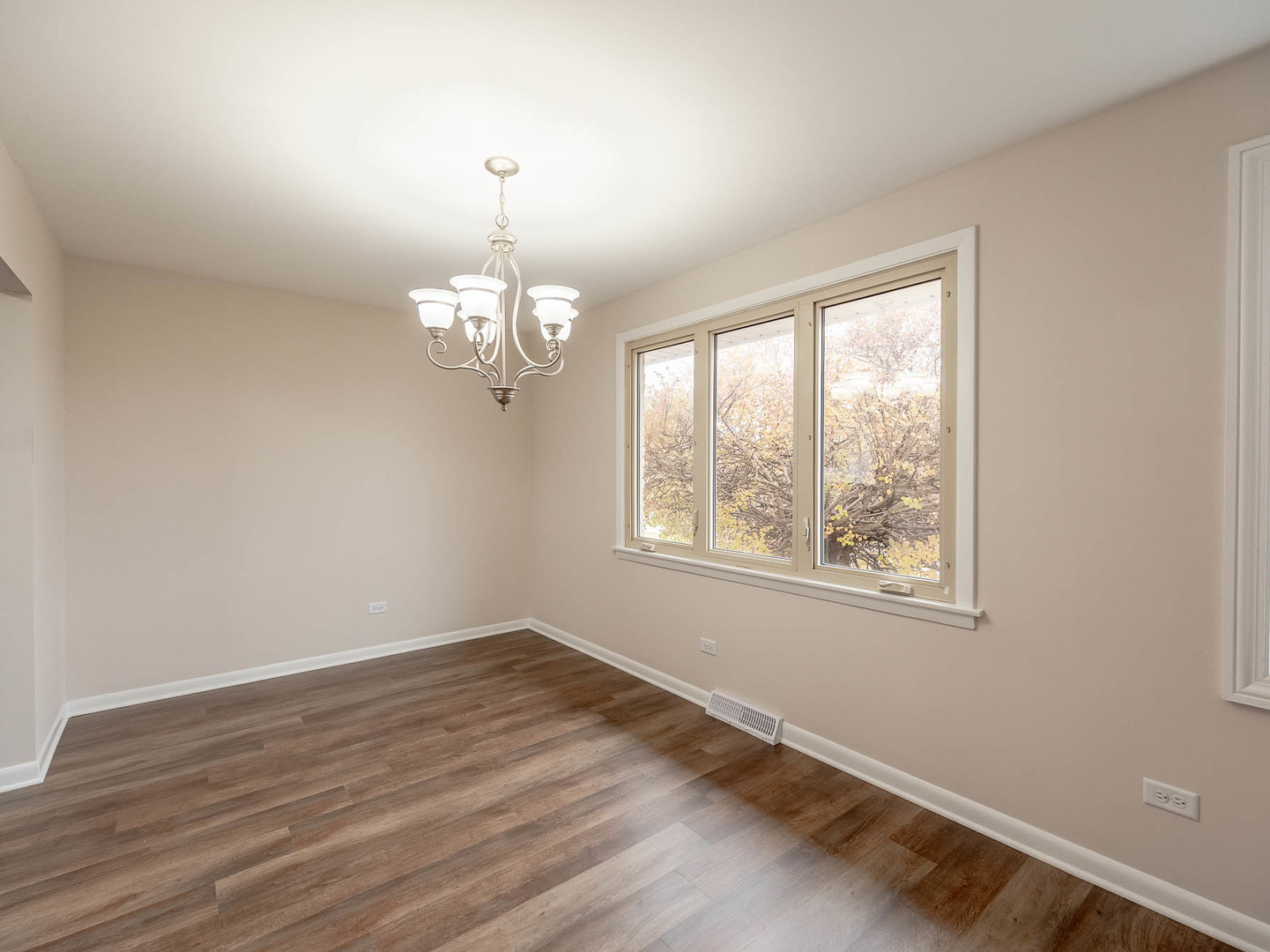 5620 W 99th Street, Oak Lawn, IL 60453