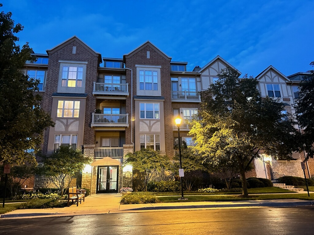 1914 Farnsworth Lane #305, Northbrook, IL 60062