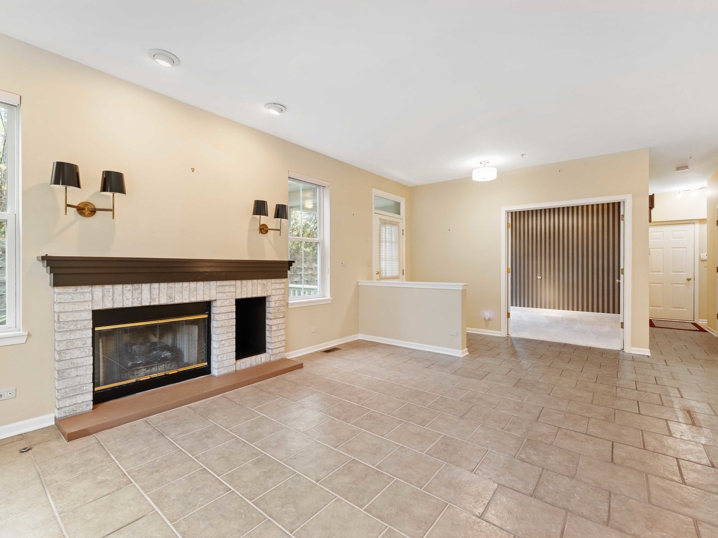 60 Tanglewood Drive #60, Glen Ellyn, IL 60137