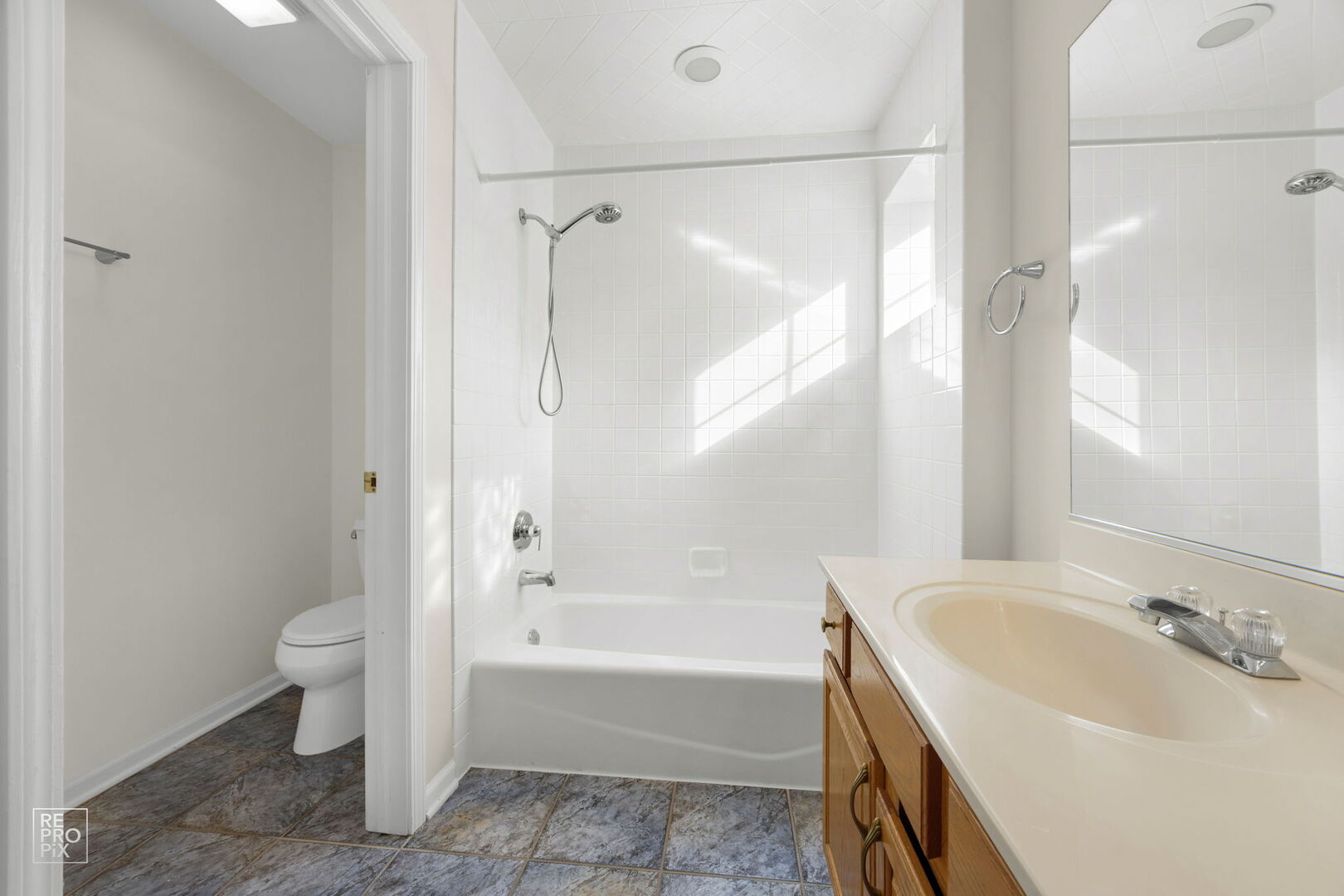 1107 Essex Drive, Oakbrook Terrace, IL 60181