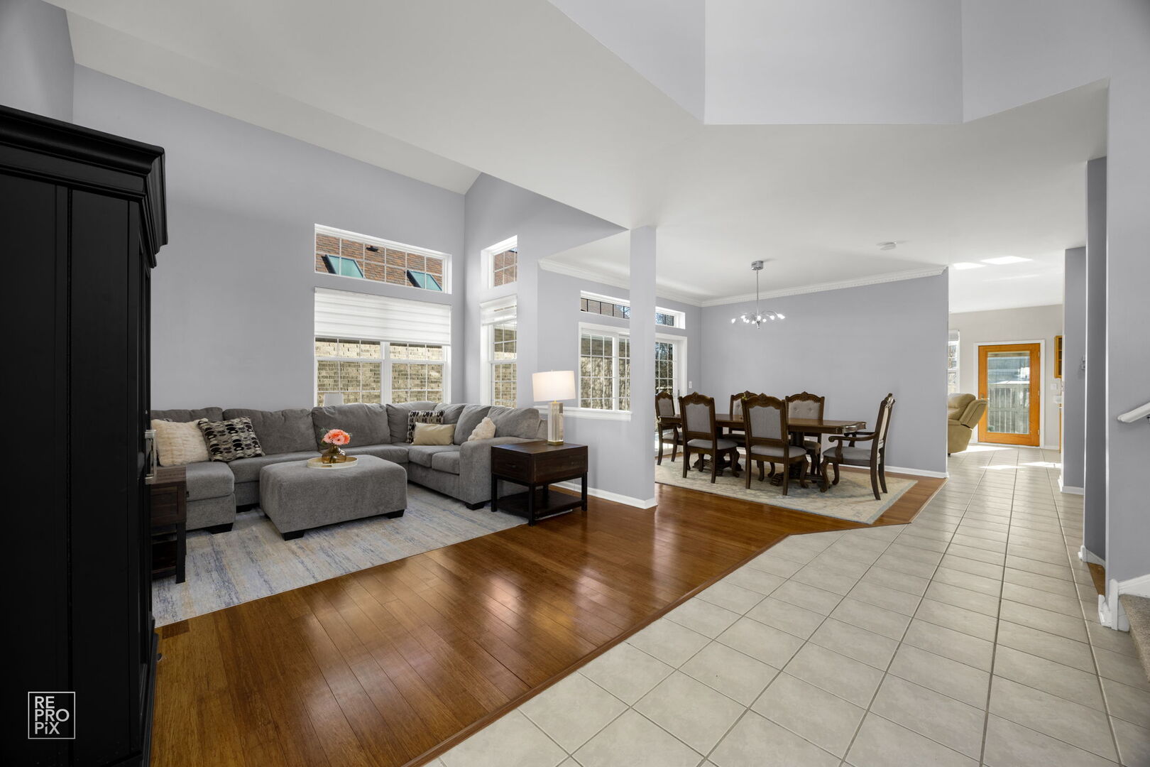 1107 Essex Drive, Oakbrook Terrace, IL 60181