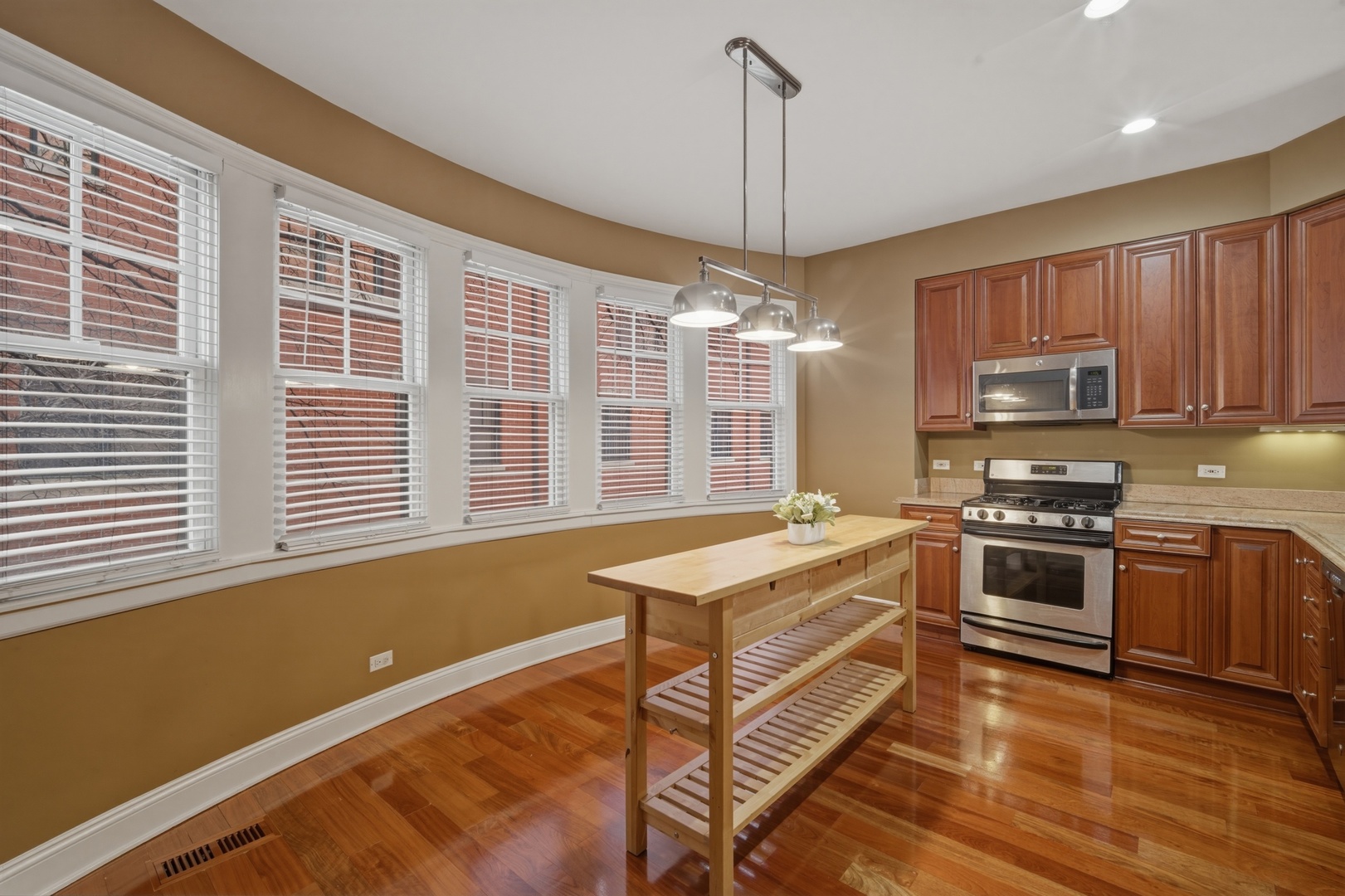 4323 W Peterson Avenue, Chicago, IL 60646