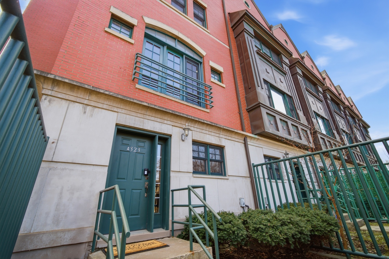 4323 W Peterson Avenue, Chicago, IL 60646