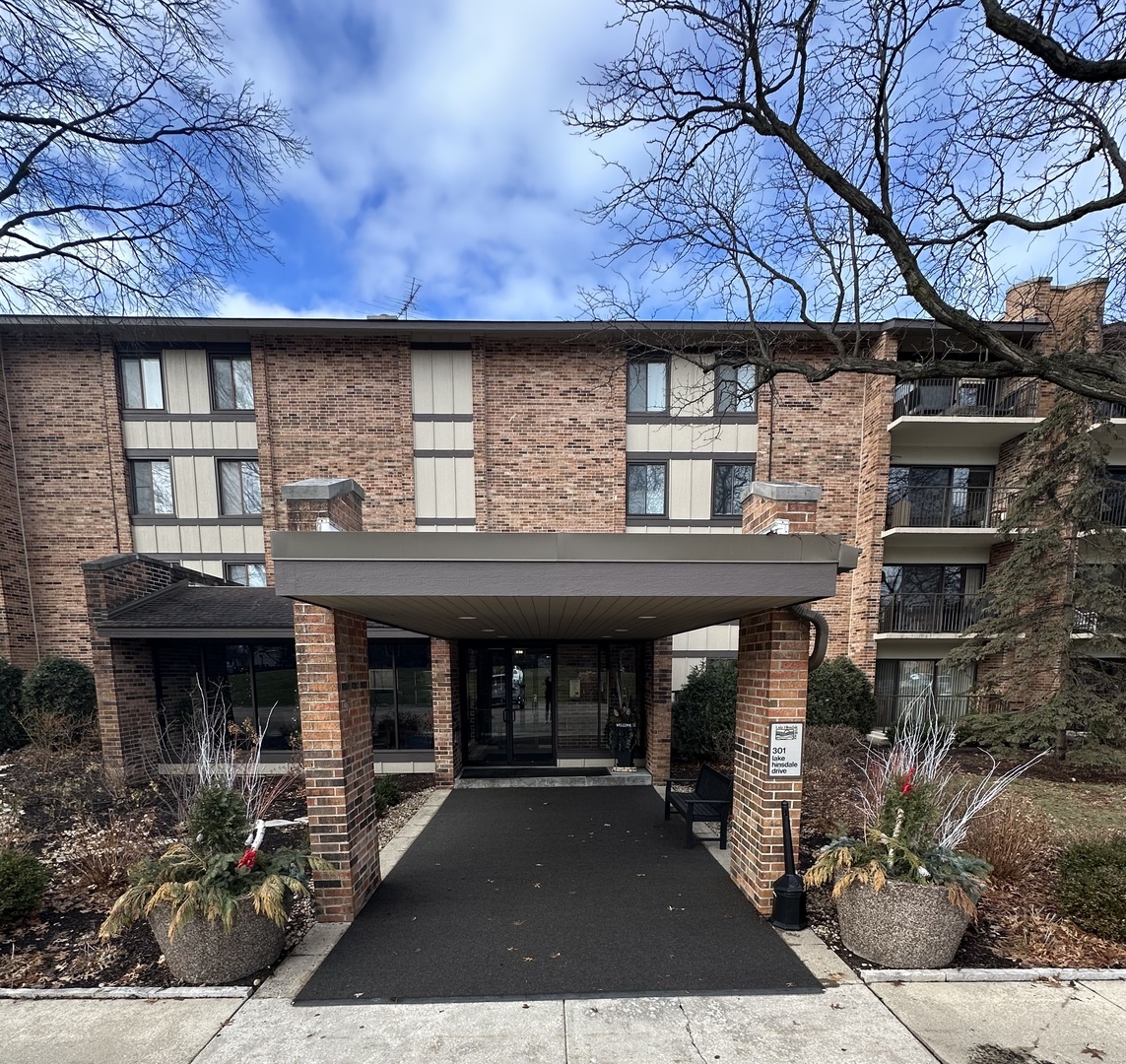 301 Lake Hinsdale Drive #108, Willowbrook, IL 60527