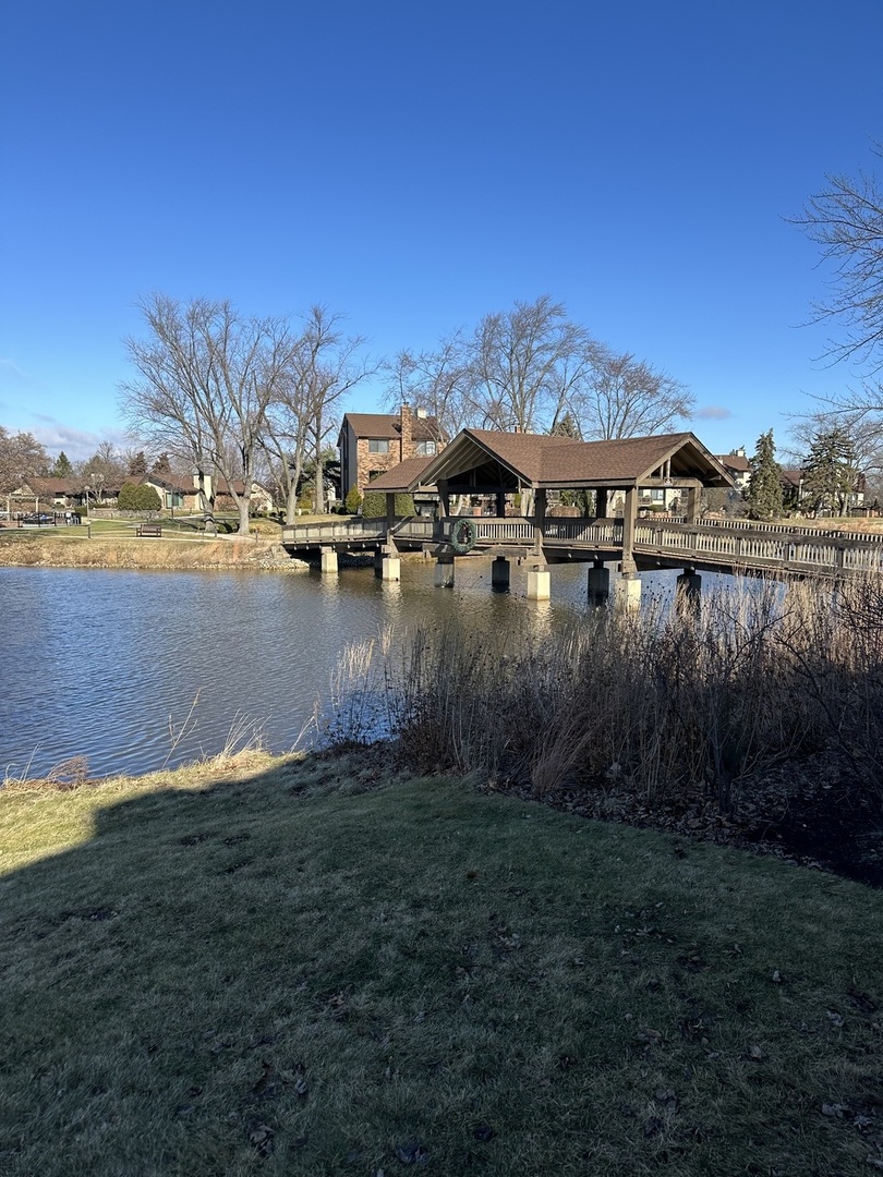 301 Lake Hinsdale Drive #108, Willowbrook, IL 60527