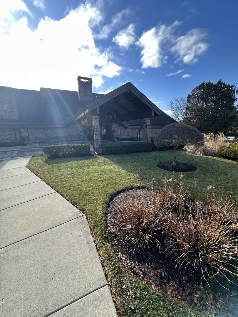 301 Lake Hinsdale Drive #108, Willowbrook, IL 60527