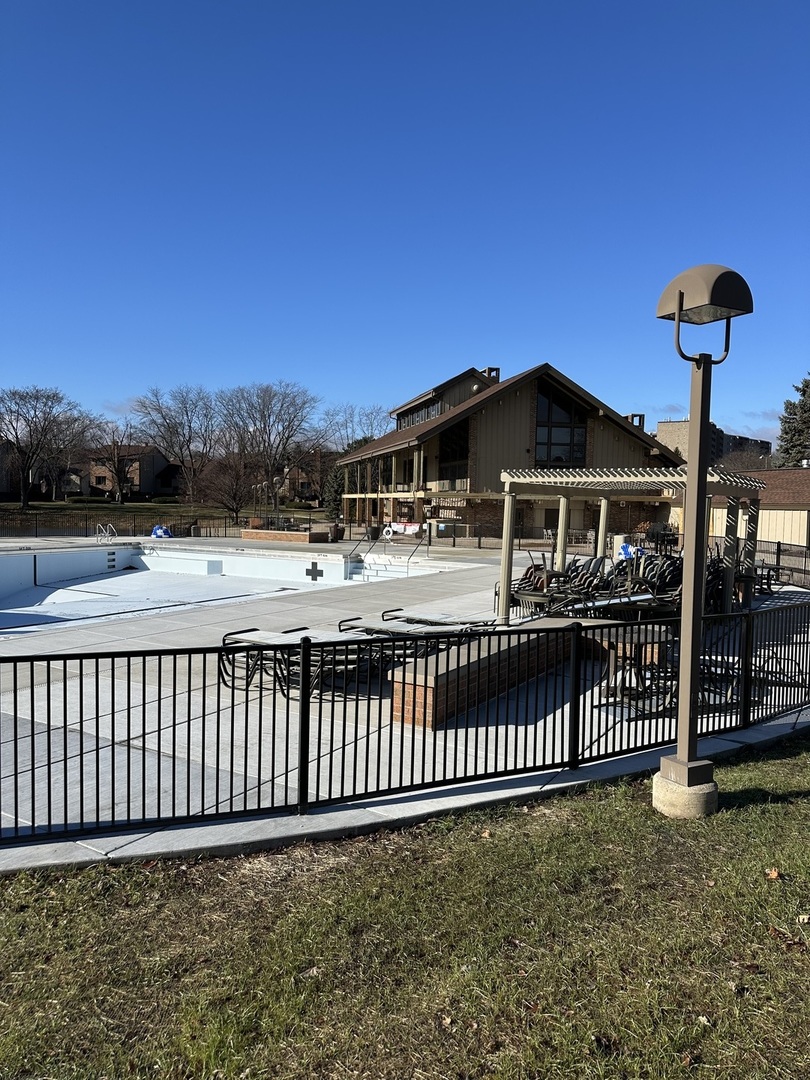 301 Lake Hinsdale Drive #108, Willowbrook, IL 60527