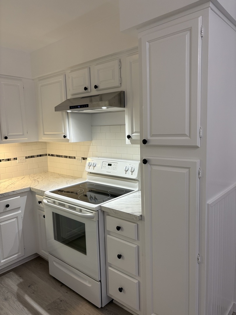 301 Lake Hinsdale Drive #108, Willowbrook, IL 60527