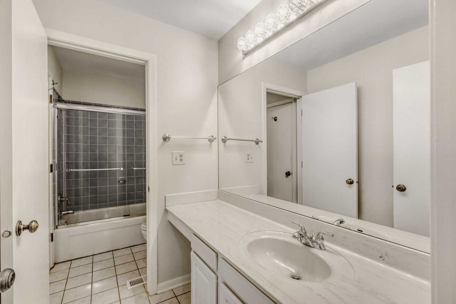 951 Brown Deer Drive, Westmont, IL 60559