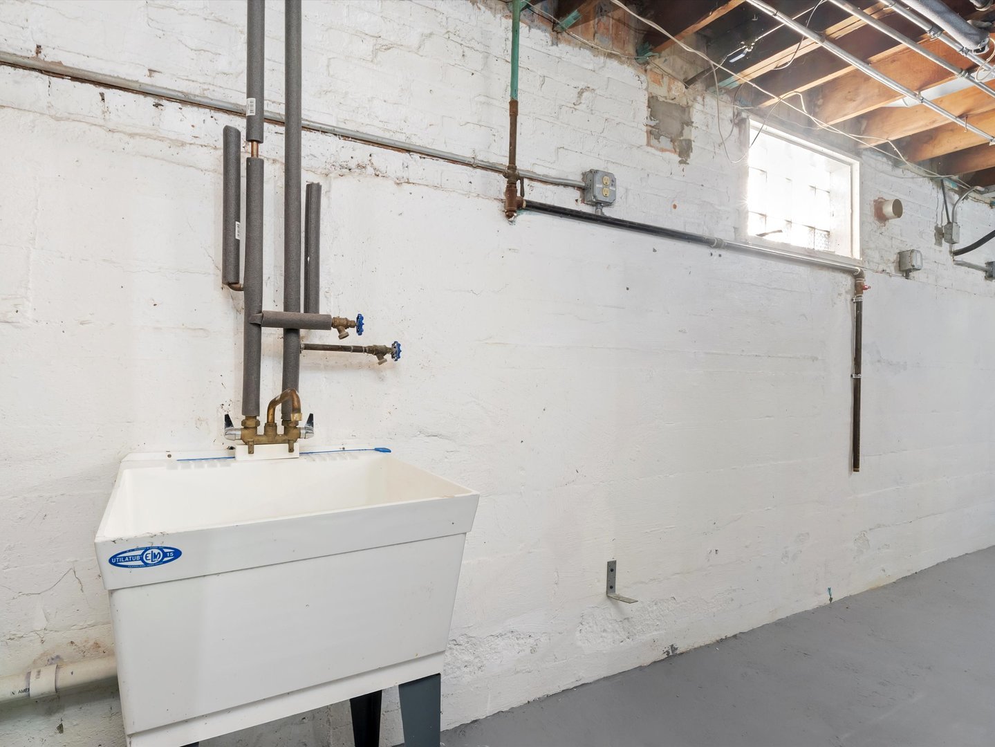 2433 S 17th Avenue, Broadview, IL 60155