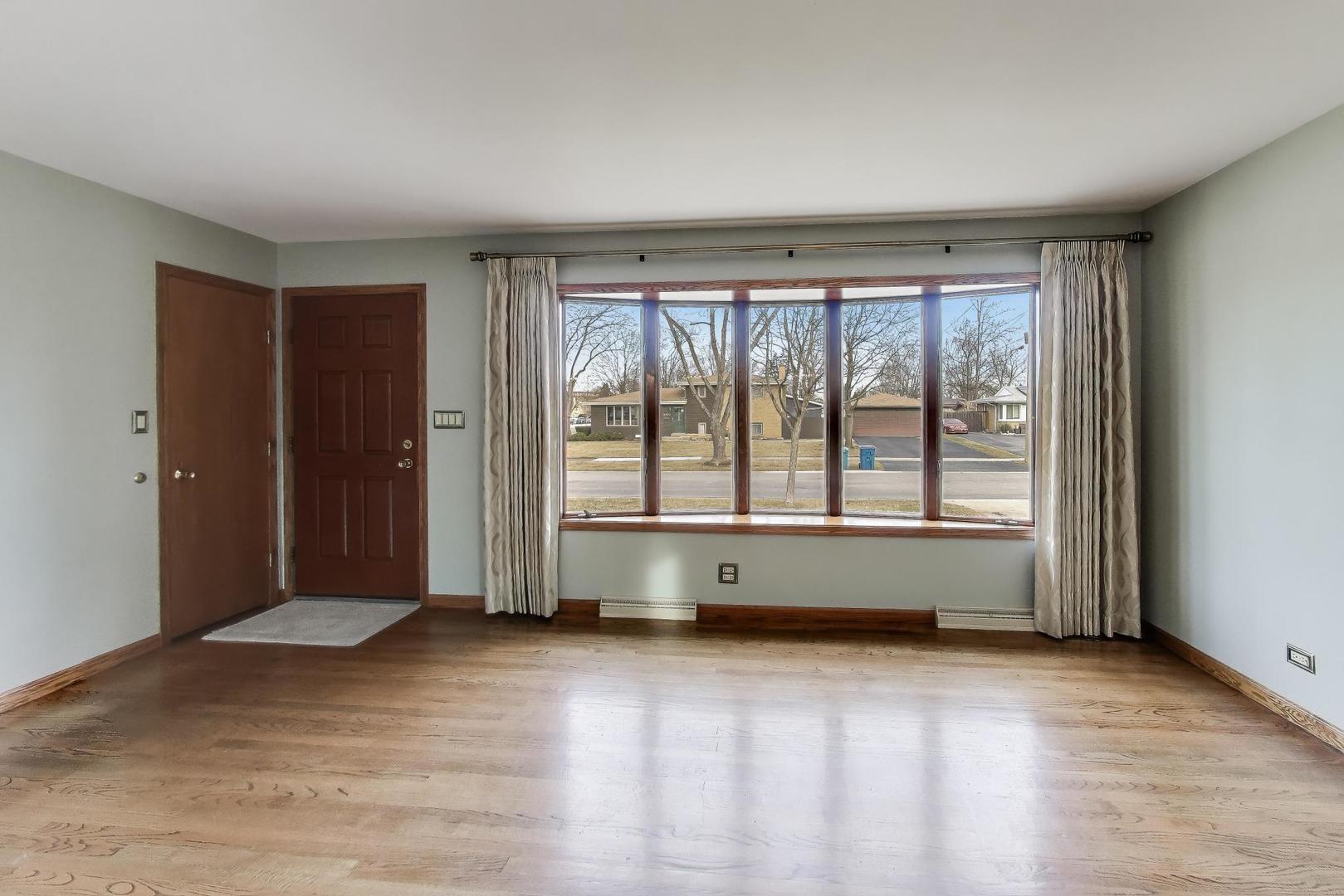 601 E Hackberry Lane, Mount Prospect, IL 60056