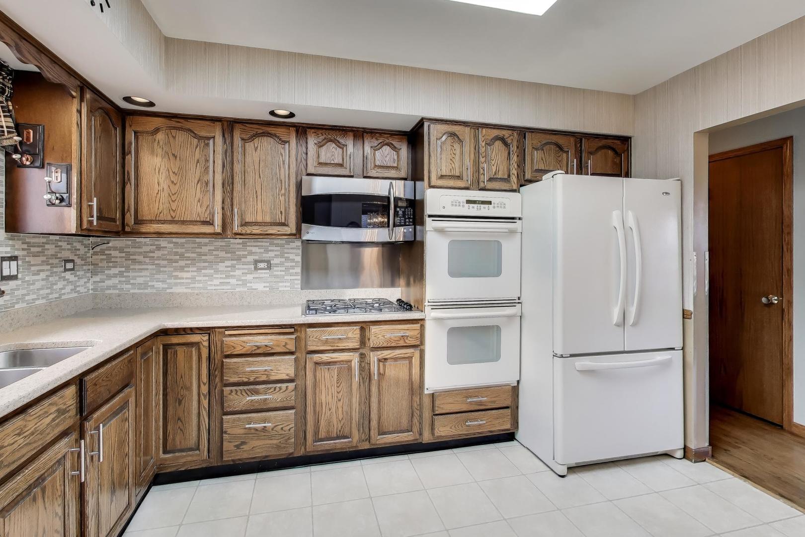 601 E Hackberry Lane, Mount Prospect, IL 60056