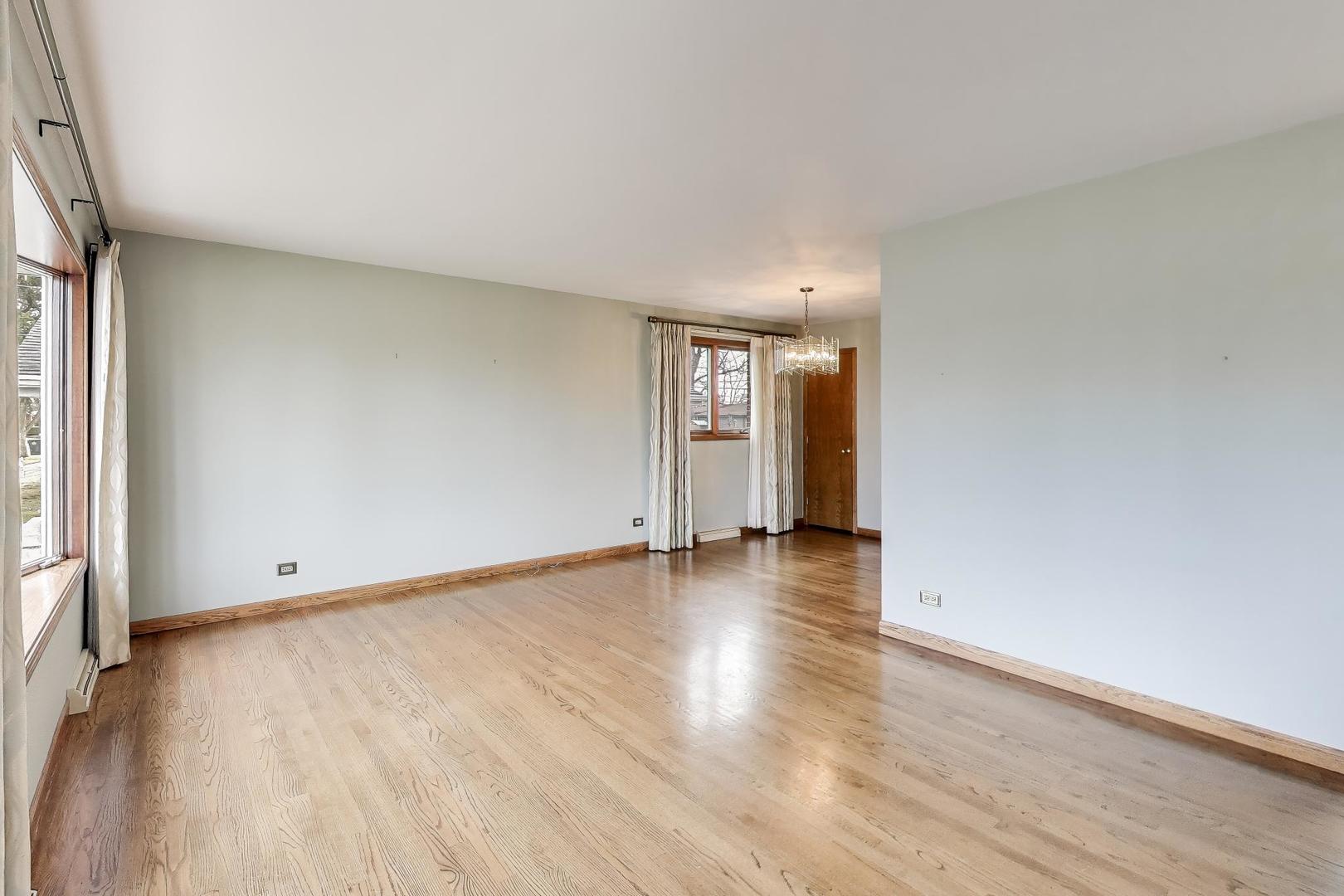 601 E Hackberry Lane, Mount Prospect, IL 60056