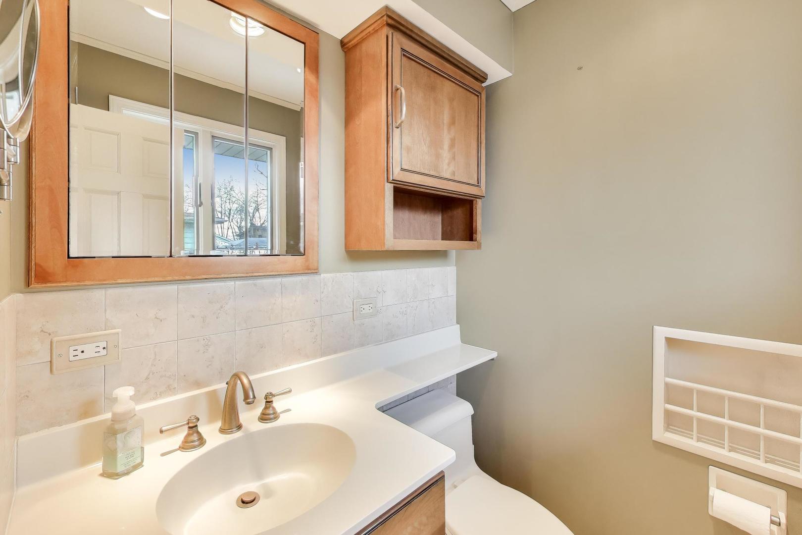 601 E Hackberry Lane, Mount Prospect, IL 60056