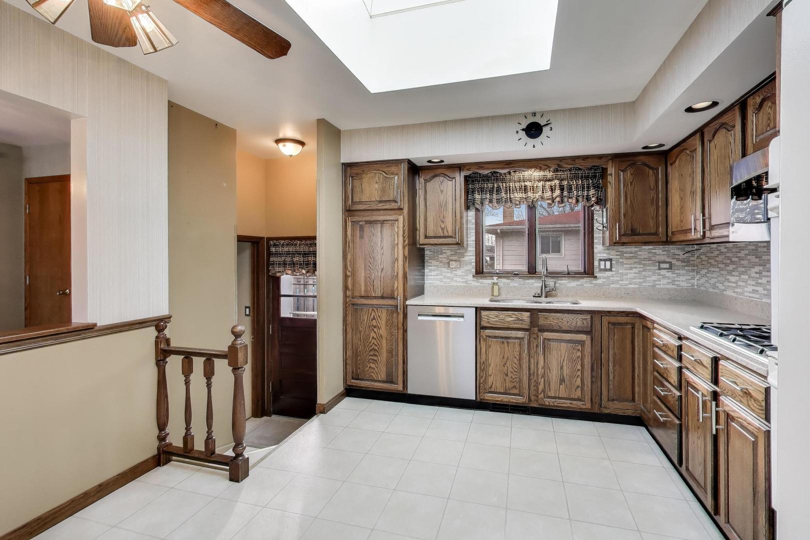 601 E Hackberry Lane, Mount Prospect, IL 60056