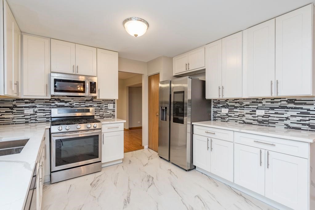 38429 N Creek Court, Beach Park, IL 60087