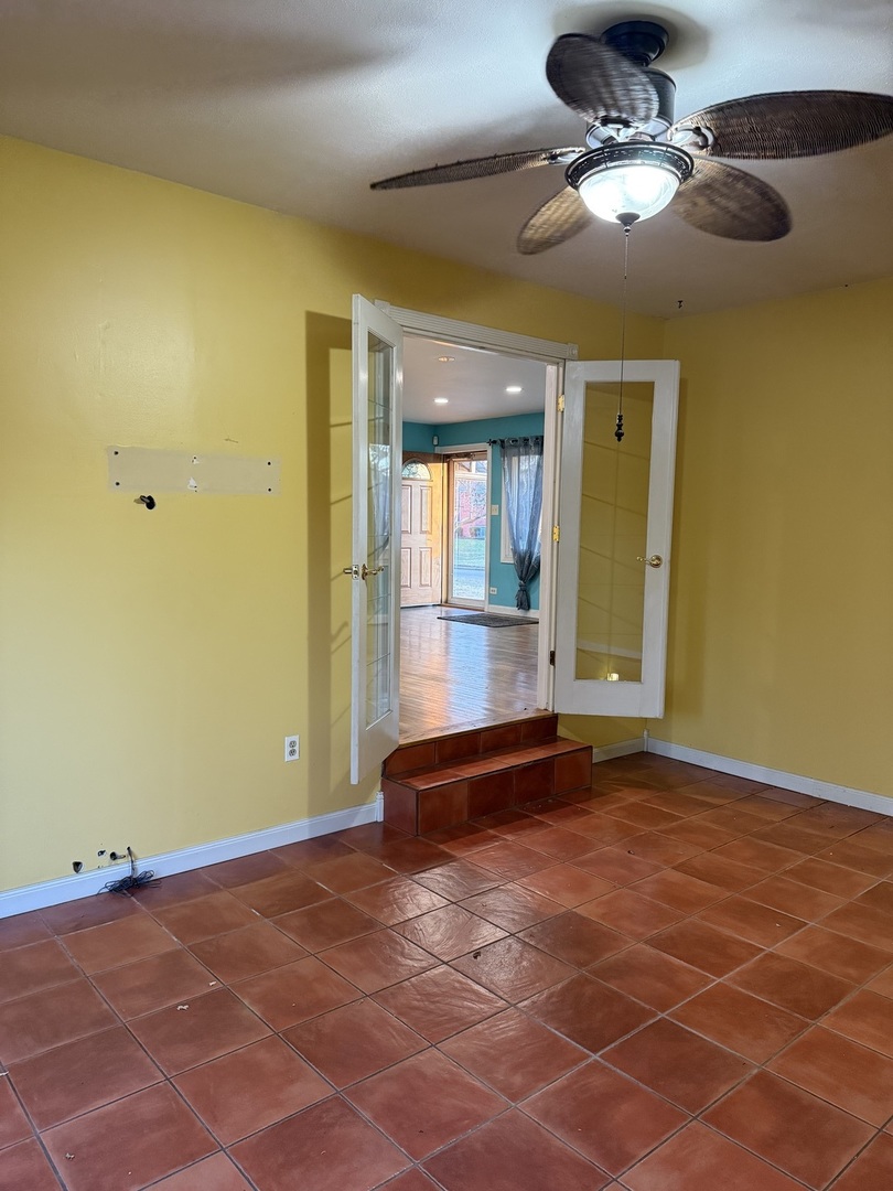 655 W Comstock Avenue, Elmhurst, IL 60126