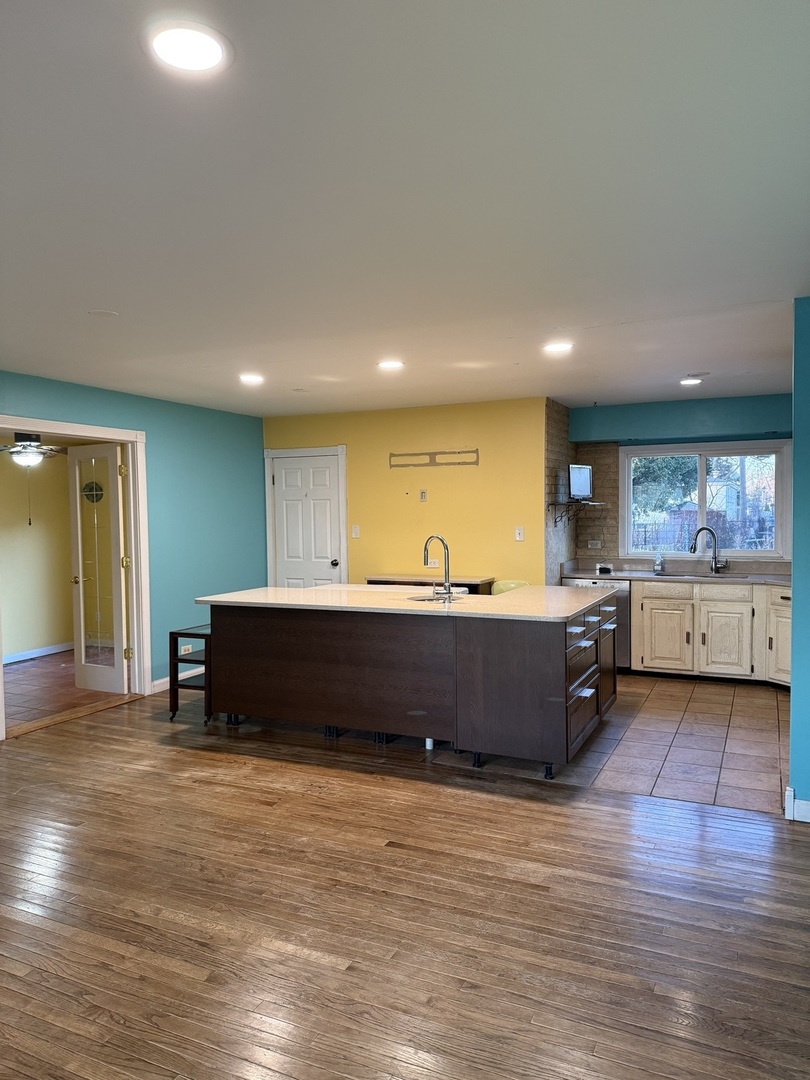 655 W Comstock Avenue, Elmhurst, IL 60126